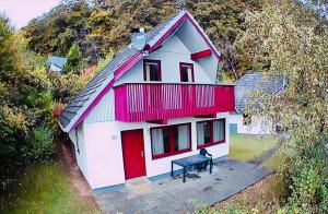 mały dom z czerwono-białym w obiekcie Haus Elise w mieście Kirchheim unter Teck