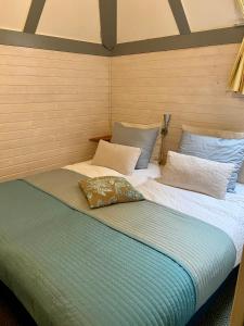 łóżko w pokoju z 2 poduszkami w obiekcie Haus Elise w mieście Kirchheim unter Teck