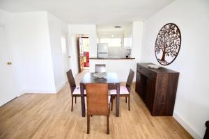 cocina y comedor con mesa y sillas en Apartamento El Tridente, en Alicante