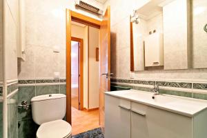 un baño con inodoro y lavabo en VdC Bungalow near San Juan Beach, en San Juan de Alicante 17 fotos más