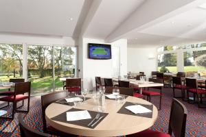 TV a/nebo společenská místnost v ubytování Holiday Inn Lille Ouest Englos by IHG