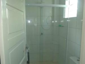 a bathroom with a shower with a glass door at Apartamento à 50 metros da praia - Itanhaém in Itanhaém +20 photos