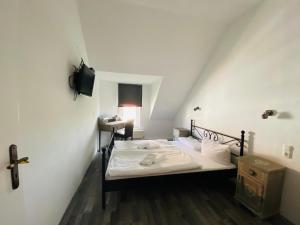 1 dormitorio con 1 cama con una cruz en la pared en Am Lindenhof - Self Check-In Hotel, en Hannover