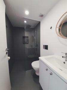 een badkamer met een wit toilet en een wastafel bij Casa Vinte & Cinco Alojamento Local in Penha Garcia