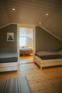 une chambre avec deux lits et une fenêtre avec une chambre dans l'établissement Brännskär Cottages & Glamping, à Pargas