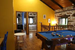 una habitación con mesa de billar en una casa en Casa Rural Madreselva, en Navelgas