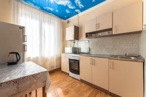 モスクワにあるApartment Hanaka Orekhovy 11の青い天井のキッチン(白いキャビネット付)