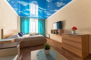 モスクワにあるApartment Hanaka Orekhovy 11の青い天井のベッドルーム1室(ベッド1台付)