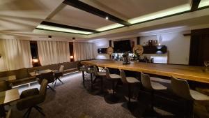 Un restaurante u otro lugar para comer en Hotel Cresta