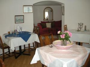 A restaurant or other place to eat at Manor Farm Oast 