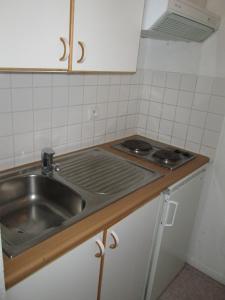 uma cozinha com um lavatório e um fogão em Top Motel em Istres