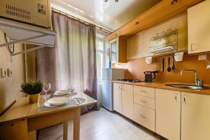Кухня или мини-кухня в Apartment Hanaka Volgogradskiy 