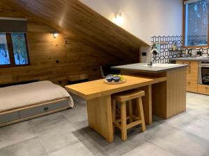 - une cuisine avec une table et un lit dans une chambre dans l'établissement Golden Box Pamporovo, à Pamporovo