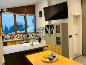 - une cuisine avec un évier et un comptoir avec une table dans l'établissement Golden Box Pamporovo, à Pamporovo