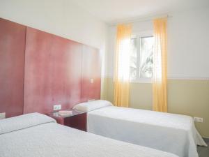 a hotel room with two beds and a window at Marineu Las Arenas in Alcossebre