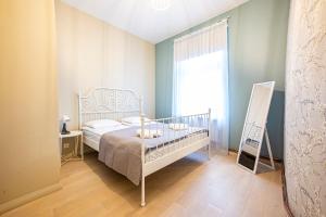 1 dormitorio con cama y ventana en Blue Bird Hostel in Riga Old Town, en Riga