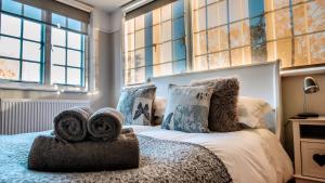 una camera da letto con un letto e asciugamani di Red Cottage B&B a Rye