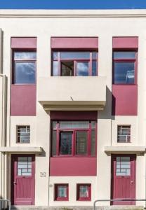 un edificio blanco con puertas y ventanas rojas en PATH Porto Apartments, en Oporto