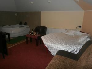 A bed or beds in a room at VILA MITIC LUXX SPA centar
