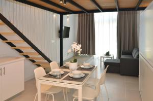 sala de estar con mesa de comedor con sillas en Canary Lofts, en Santa Cruz de Tenerife