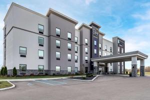 un hôtel avec un parking dans l'établissement MainStay Suites Newberry - Crane, à Odon