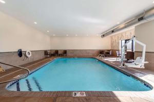 Swimming pool sa o malapit sa MainStay Suites Newberry - Crane
