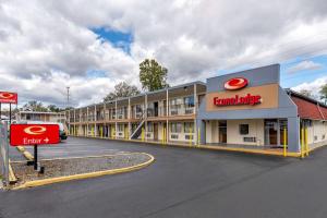 a front view of a building with a building dmg at Econo Lodge North Charlottesville in Charlottesville