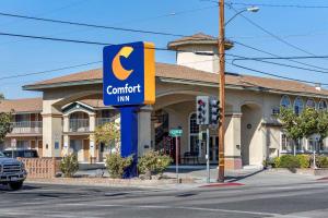 a c comfort inn sign in front of a building at Comfort Inn Bishop in Bishop