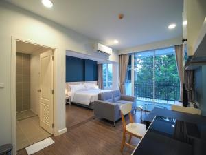 pokój hotelowy z łóżkiem, stołem i krzesłami w obiekcie Fortune Courtyard Khao Yai Hotel Official w mieście Mu Si