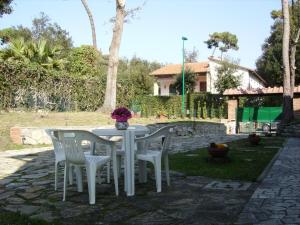 a white table and chairs in a yard at Villa Aurora in Tirrenia