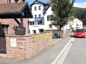 een stenen muur met een tv aan de zijkant van een straat bij Große Wohnung im Odenwald 1 in Schönau