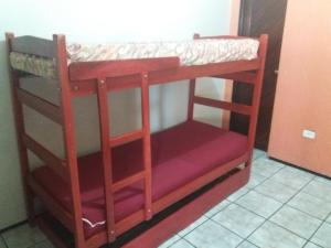- un ensemble de lits superposés dans une chambre dans l'établissement Pousada Santa Helena, à Juazeiro do Norte