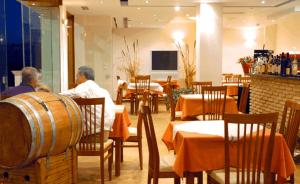 TV a/nebo společenská místnost v ubytování Esperanza Hotel + 21 fotografií