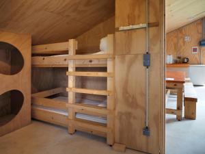 a room with two bunk beds and a desk at Les Refuges de Mer 