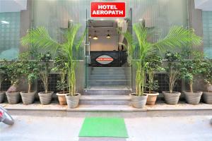 Facaden eller indgangen til Hotel Aeropath Near IGI Airport Delhi
