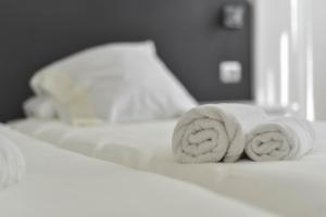 two towels sitting on top of a bed at Apartamento Bregador in Playa de San Juan
