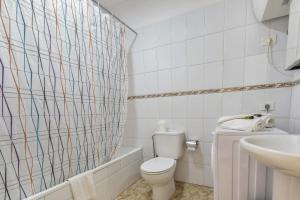łazienka z toaletą i umywalką w obiekcie Apartamento Albatros w mieście Playa de San Juan +12 zdjęć