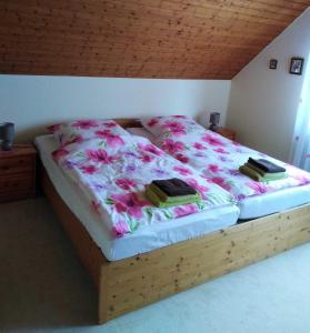 a bedroom with a bed with pink flowers on it at Ferienwohnung Fehncharme 85100 in Ostrhauderfehn