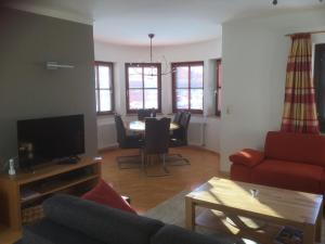 Televízia a/alebo spoločenská miestnosť v ubytovaní Appartementhaus Bergblick