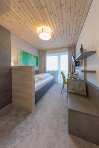 Postel nebo postele na pokoji v ubytování KOSIS Sports Lifestyle Hotel