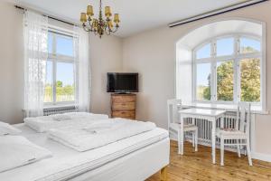 Postel nebo postele na pokoji v ubytování Bläsinge Gård Kullabygden