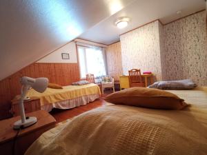 Ein Bett oder Betten in einem Zimmer der Unterkunft Majatalo Pihlajapuu