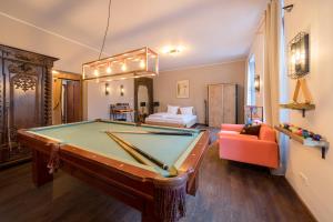 Zimmer mit einem Billardtisch und einem Schlafzimmer in der Unterkunft Design Apartments - "Am Neuen Garten" in Potsdam