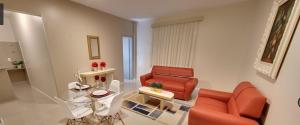 una sala de estar con 2 sillas rojas y una mesa. en San Phillip Flat Hotel, en Fortaleza