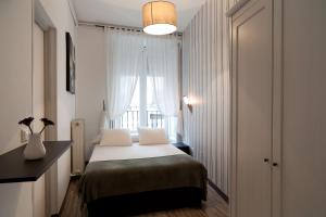 sypialnia z łóżkiem i oknem w obiekcie Hostal Gala Madrid w Madrycie