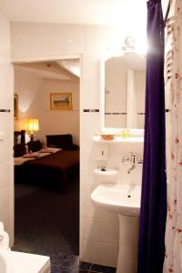 トルンにあるホテル ポッド オーレムのバスルーム(洗面台、鏡付)