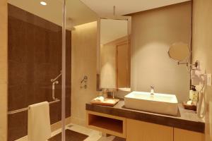 Lemon Tree Hotel, Jhansi的一间浴室