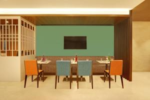 Lemon Tree Hotel, Jhansi的电视和/或娱乐中心