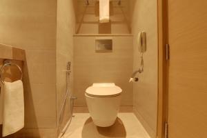 Lemon Tree Hotel, Jhansi的一间浴室