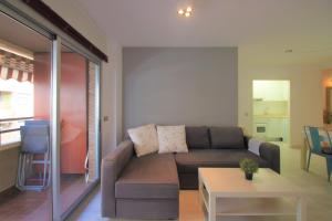 a living room with a couch and a table at Apartamento CasaTuris con vistas a la playa del Postiguet A103 in Alicante